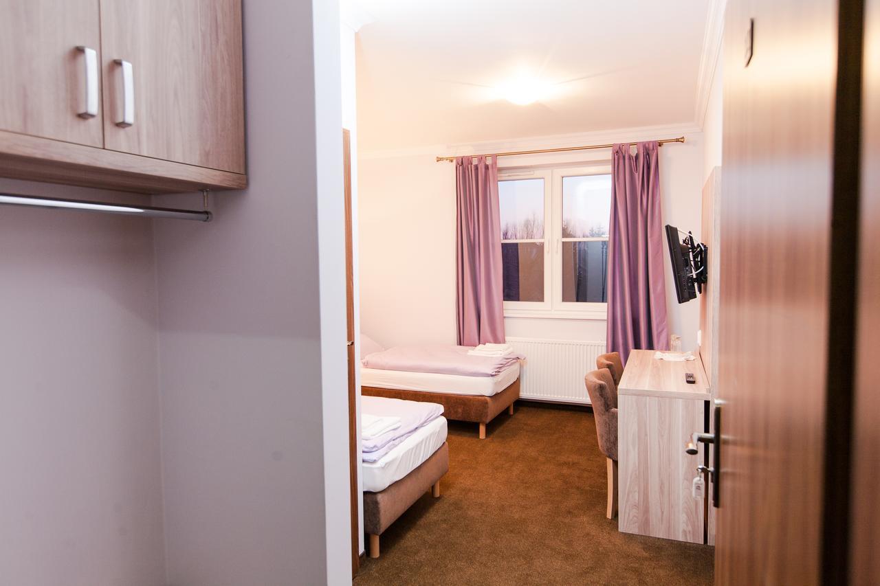 Palac Nad Jeziorem Chociwel Exterior foto